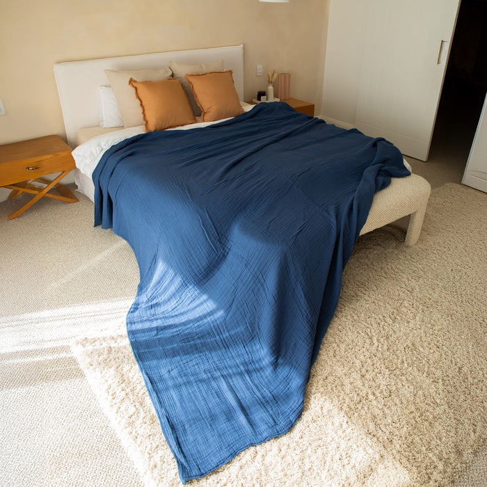 Soothing muslin blanket in Blue