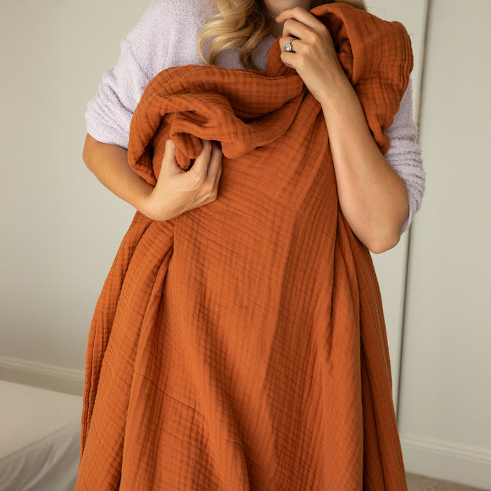Soothing muslin blanket in Rust